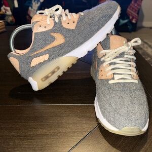 Nike Women's Gray and Tan Athletic Shoes